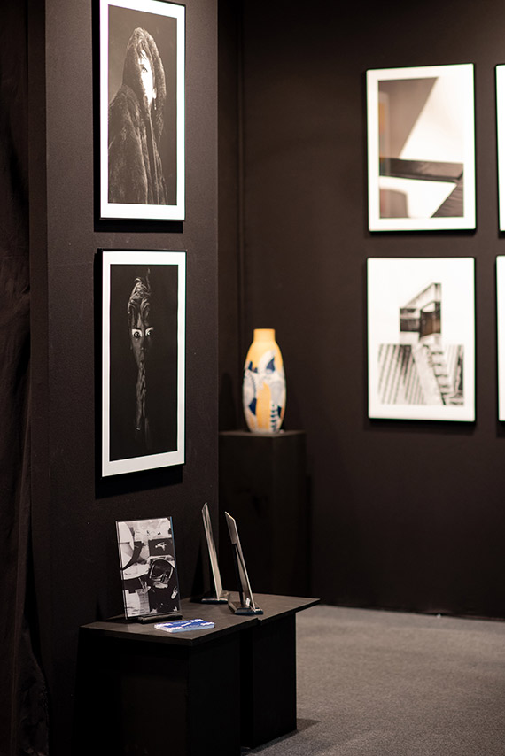 stand salon art contemporain photographie noir et blanc