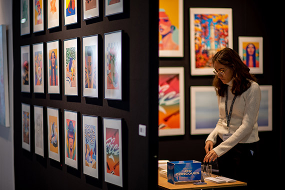 mur de cadre coloré petit format sur le stand salon art3F Bruxelles 2022
